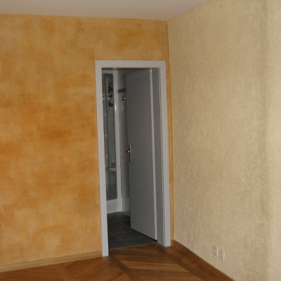 Enduit chanvre dans appartement a cote d'un mur peint a la caseine