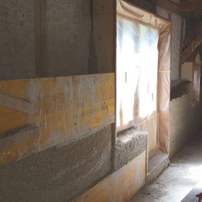 Doublage chanvre intérieur projeté en cours de travaux