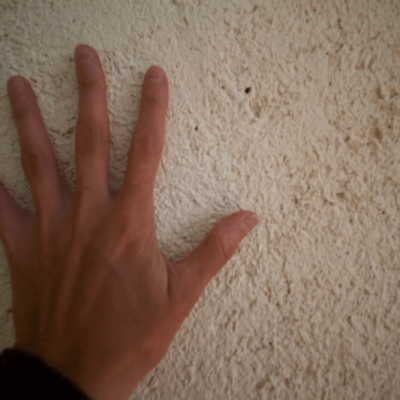 Vue raprochee de la texture de l'enduit chanvre