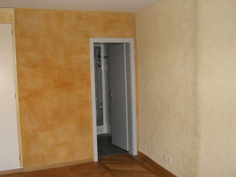 Enduit chanvre dans appartement a cote d'un mur peint a la caseine