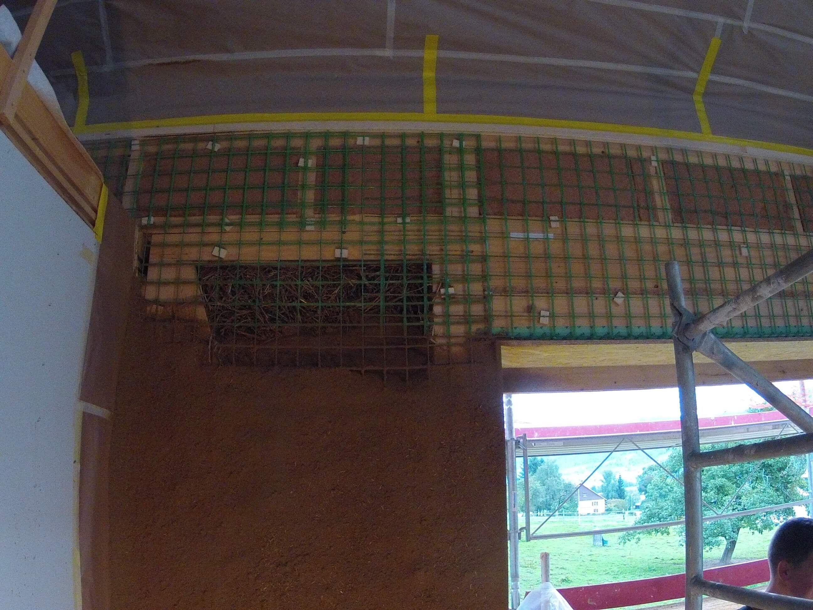 Projection de bton de terre sur maison en paille technique du greb 50860274642 o