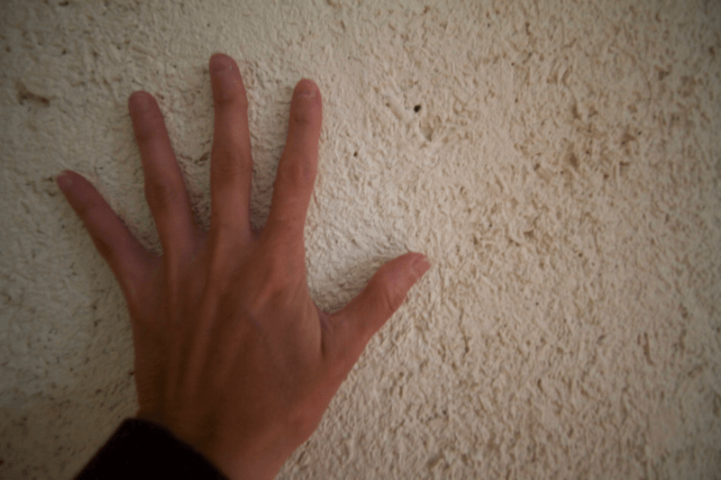 Vue raprochee de la texture de l'enduit chanvre